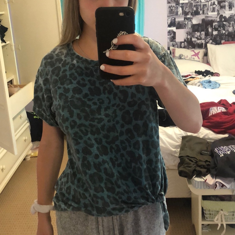 Blue leopard print short sleeve tee